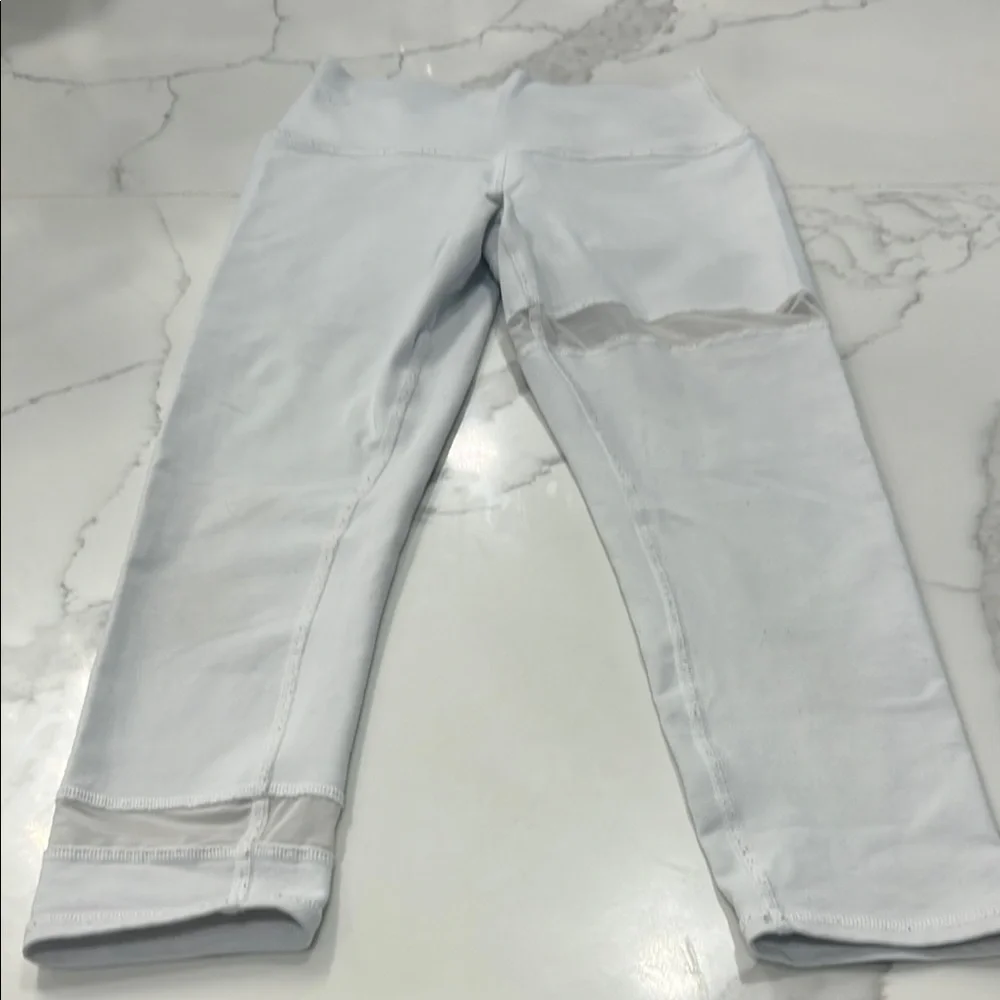 Alo‎ Yoga Crisp White High Waist Capri Leggings. Size S